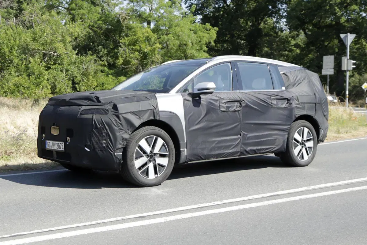 Hyundai Ioniq 7, ecco il nuovo Suv elettrico [Foto Spia] (20)