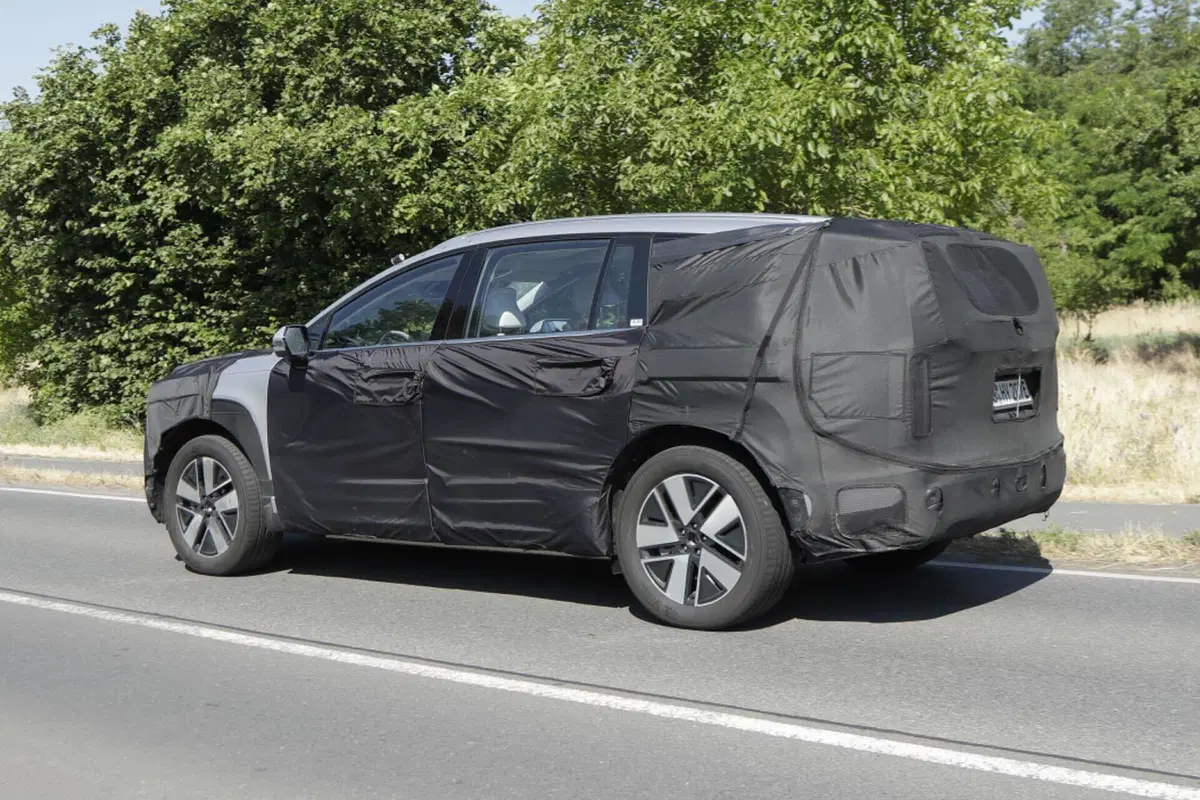 Hyundai Ioniq 7, ecco il nuovo Suv elettrico [Foto Spia] (21)