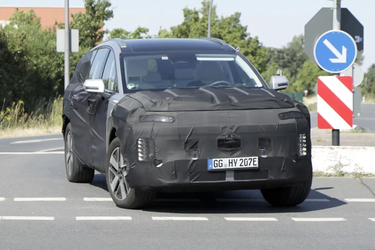 Hyundai Ioniq 7, ecco il nuovo Suv elettrico [Foto Spia] (22)