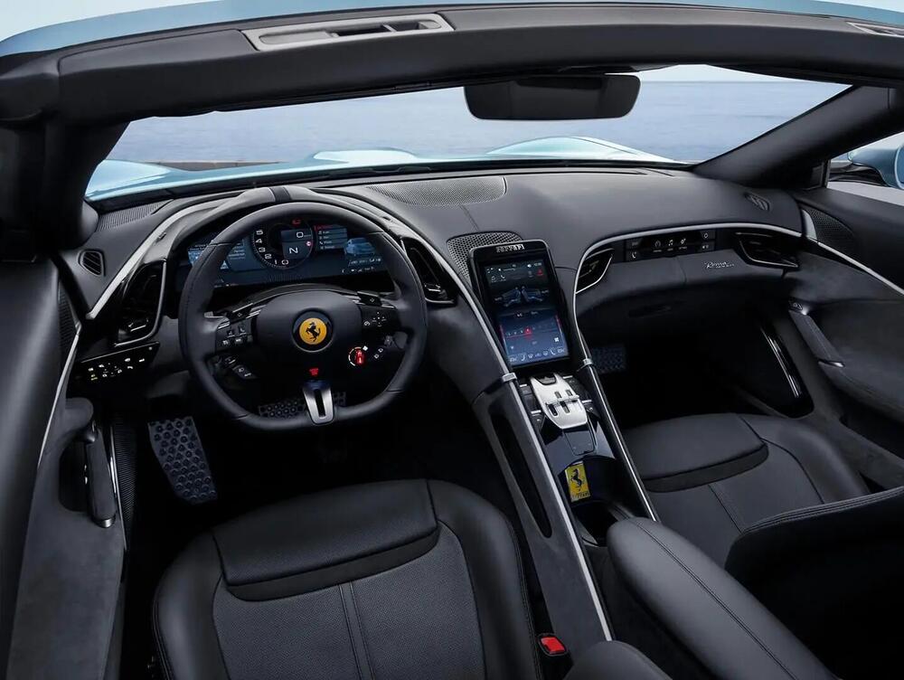 Gli interni della Ferrari Roma Spider