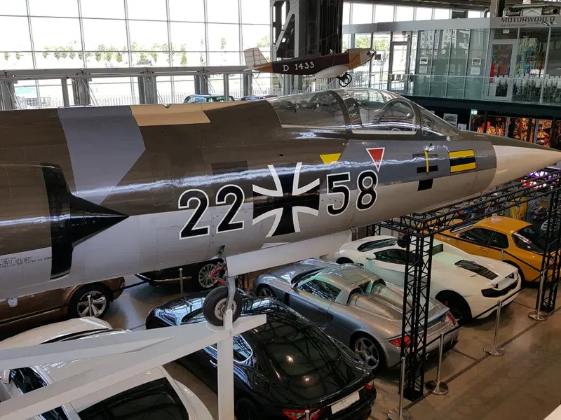 Dove una volta erano aerei da guerra ora sono supercar