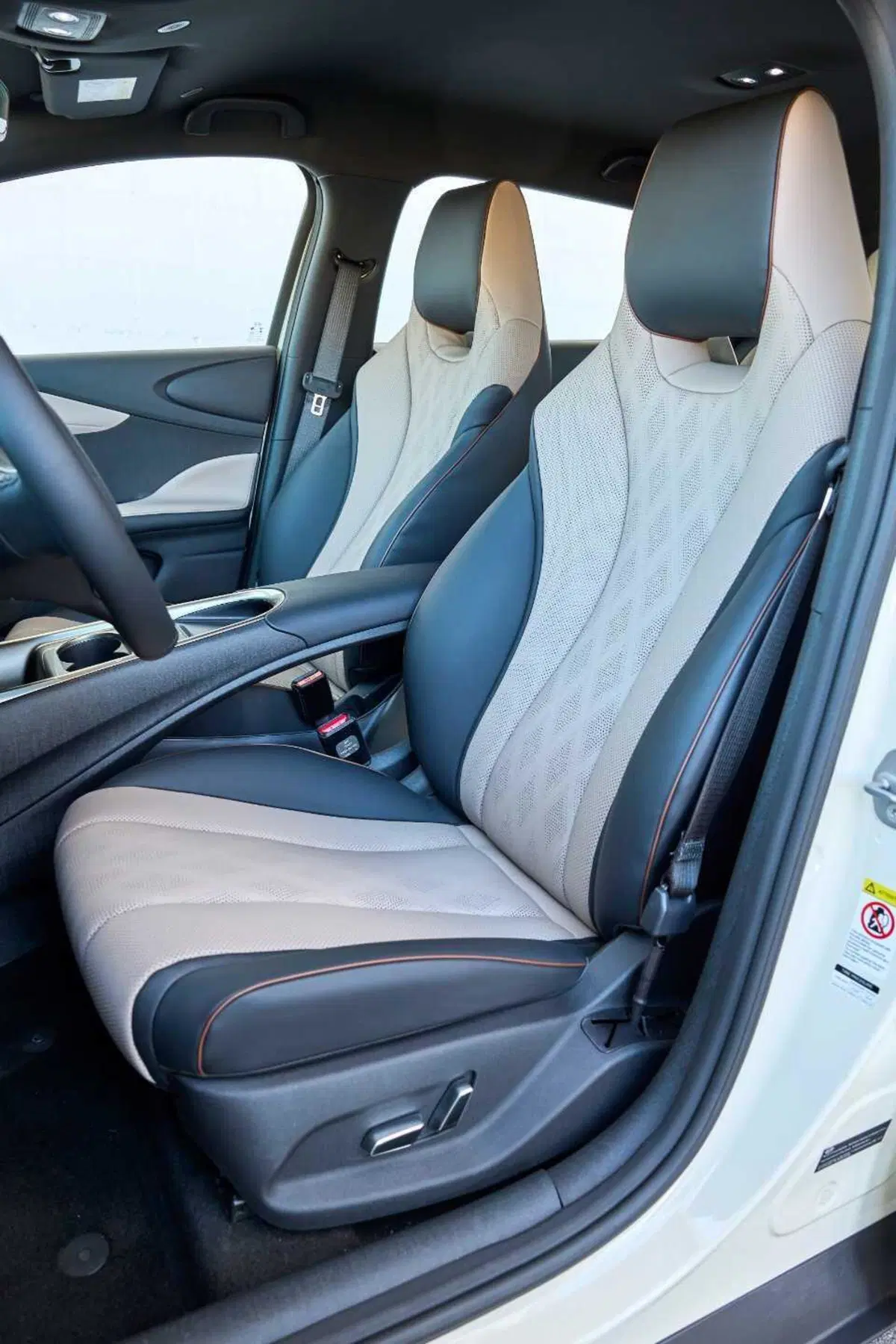BYD Dolphin: il crossover cinese si presenta sul mercato europeo (13)