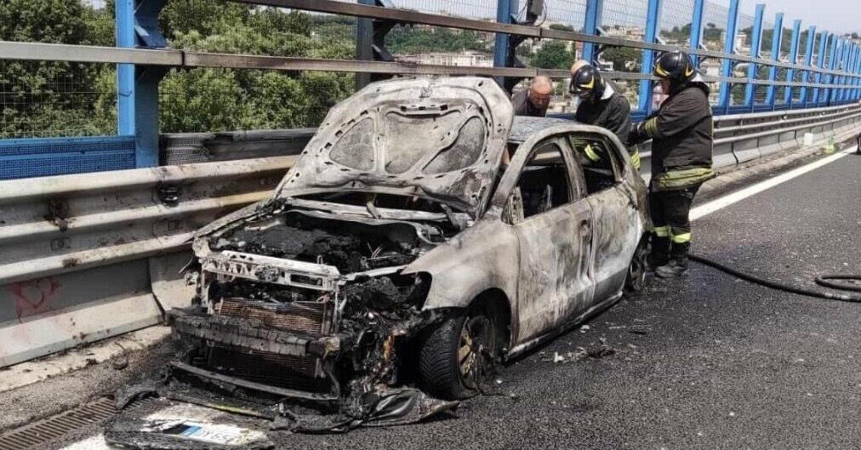 Auto sperimentale del CNR esplode a Napoli: feriti gravi