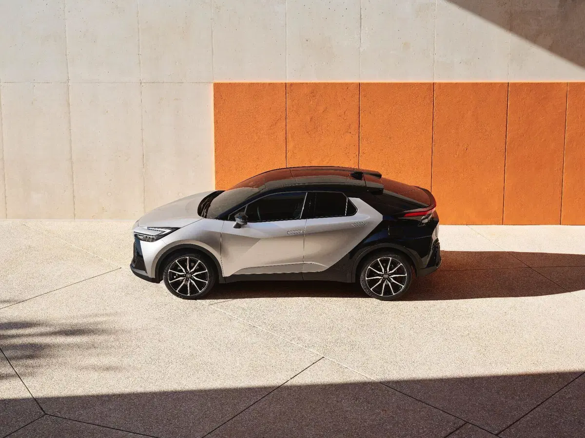 Toyota C-HR 2024 | Ibrida full e plug-in. E design tutto nuovo... [Video] (6)