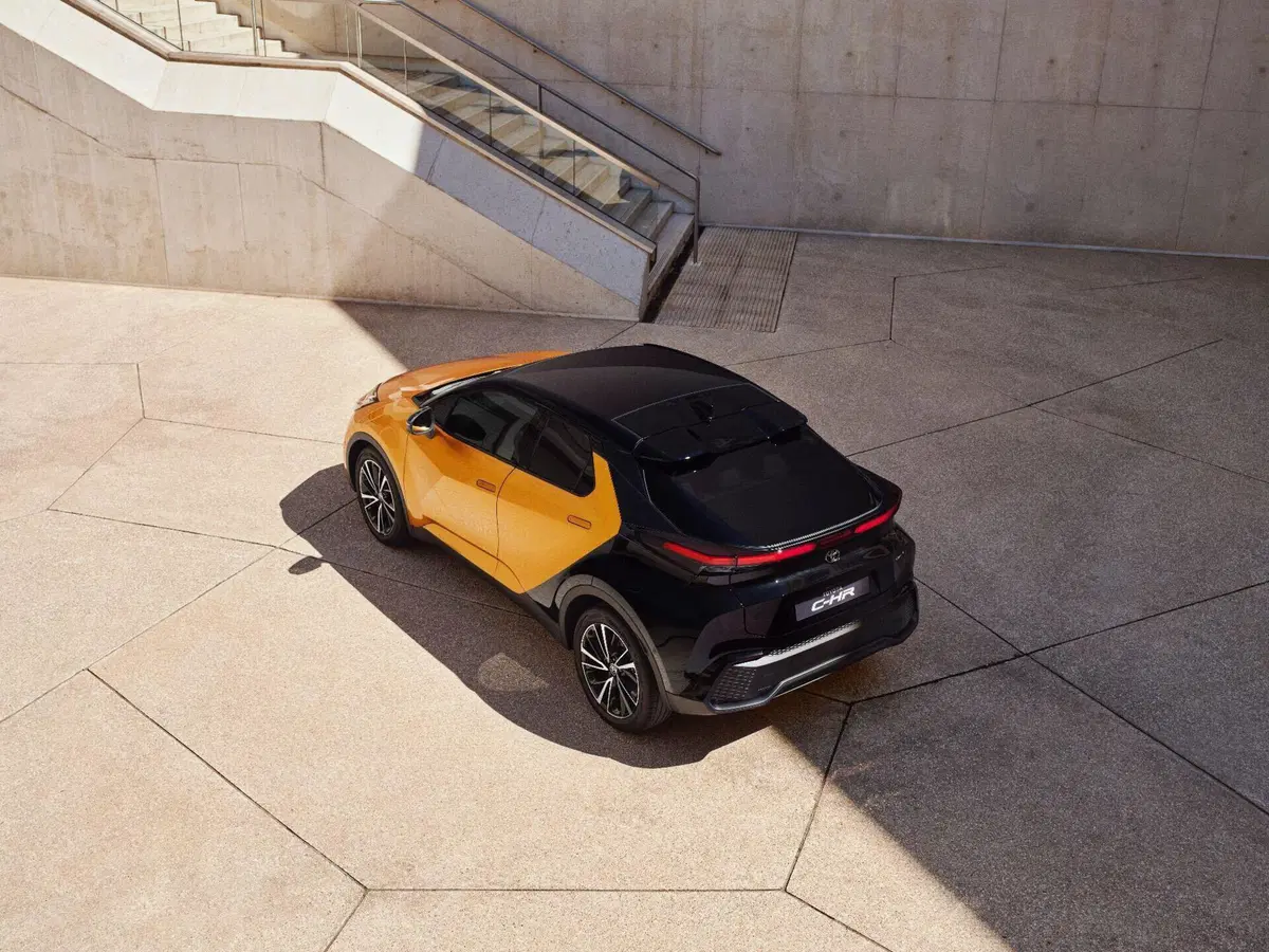 Toyota C-HR 2024 | Ibrida full e plug-in. E design tutto nuovo... [Video] (7)