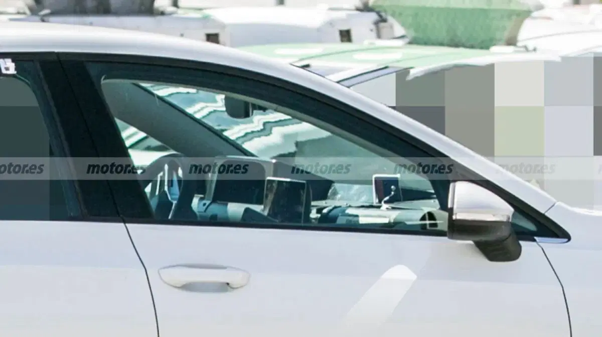 Volkswagen T-Roc 2025, avvistato il mulo carrozzato Golf [Foto Spia] (3)
