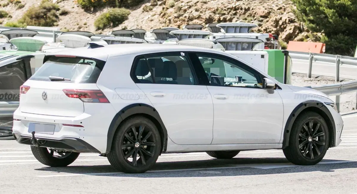 Volkswagen T-Roc 2025, avvistato il mulo carrozzato Golf [Foto Spia] (4)