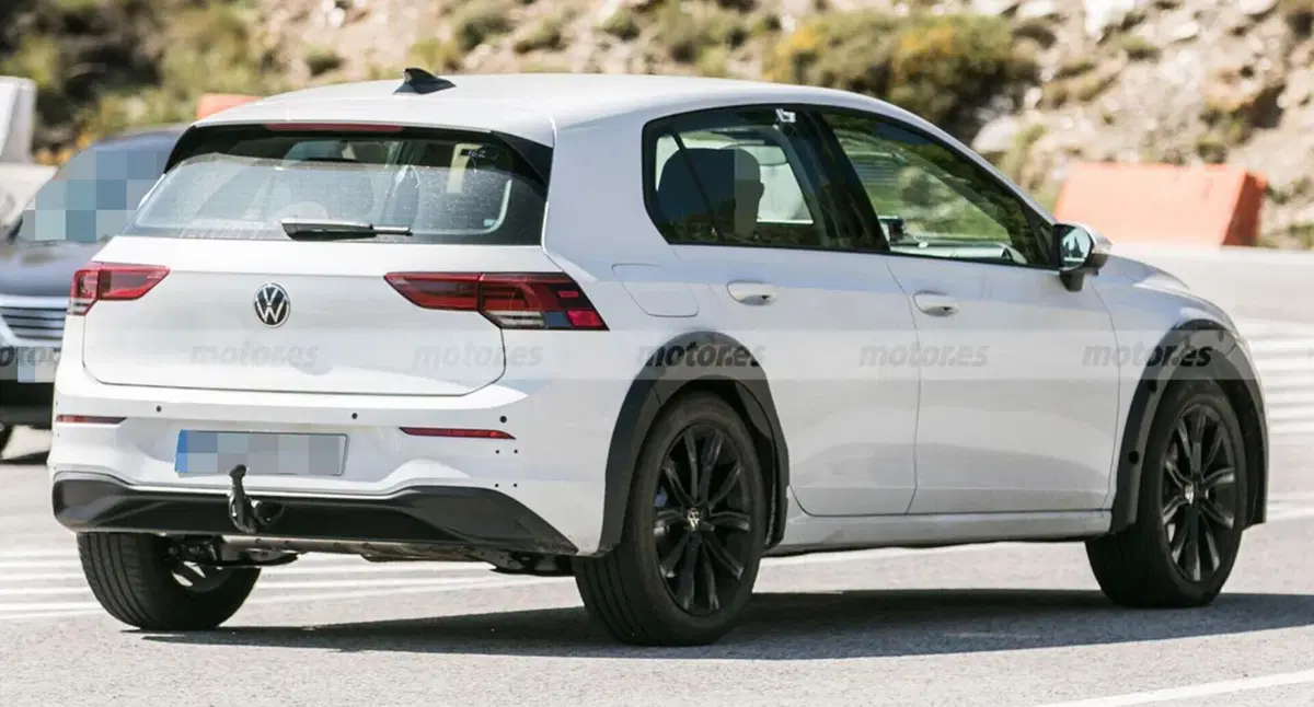 Volkswagen T-Roc 2025, avvistato il mulo carrozzato Golf [Foto Spia] (5)