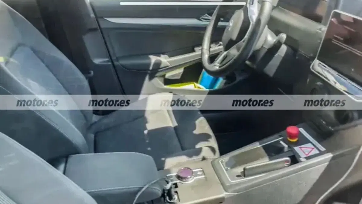 Volkswagen T-Roc 2025, avvistato il mulo carrozzato Golf [Foto Spia] (6)