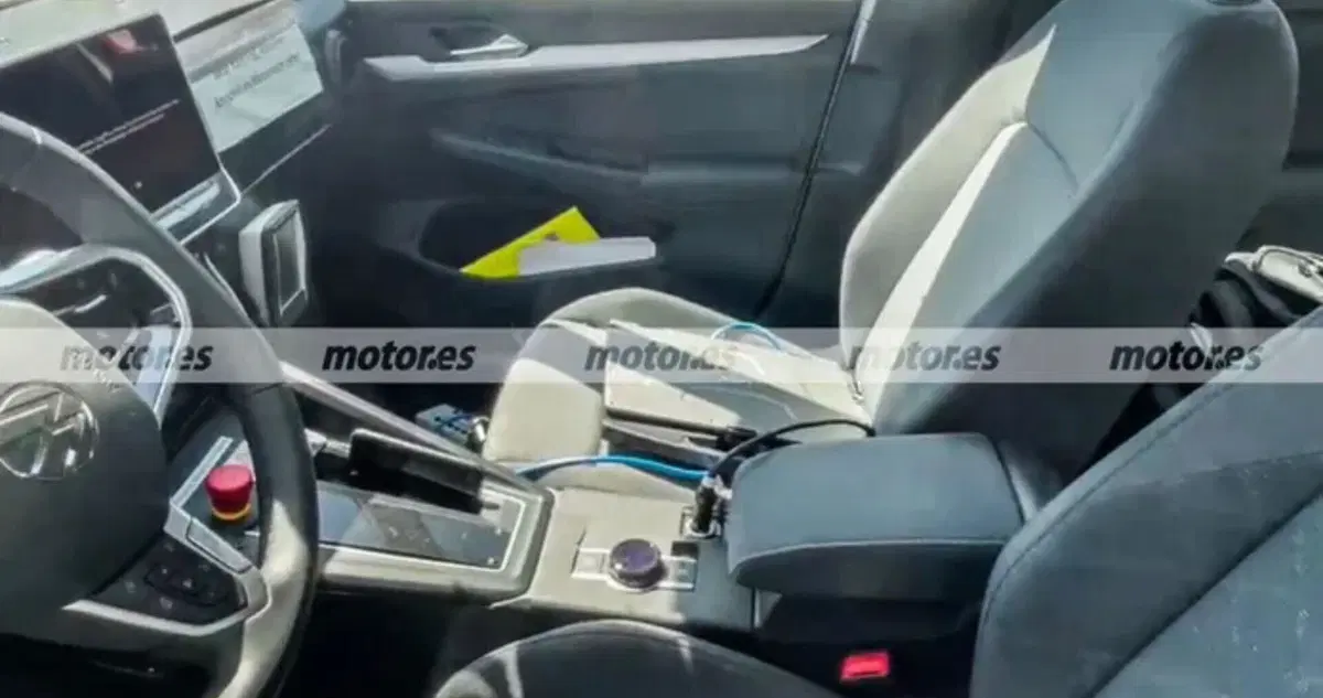 Volkswagen T-Roc 2025, avvistato il mulo carrozzato Golf [Foto Spia] (7)