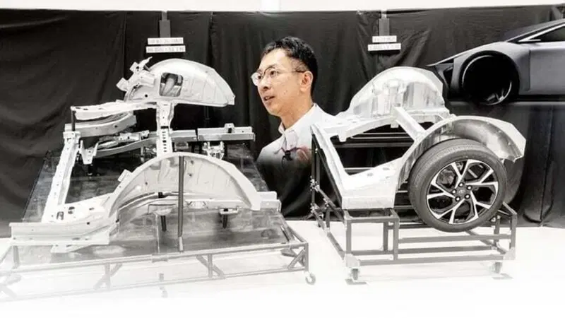Toyota vs Tesla: chi vincer&agrave; la battaglia per l'elettrico? Facile....