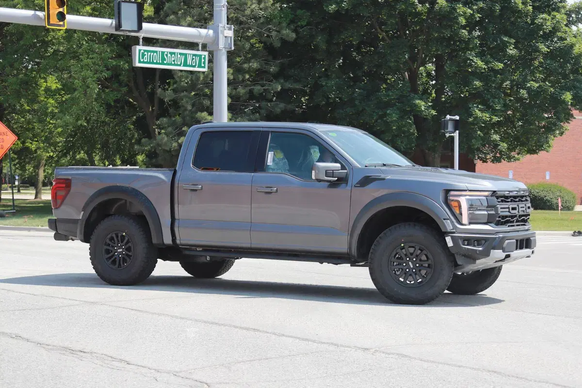 Ford F150 Raptor, il nuovo facelift arriva nel 2024 [Foto Spia] (2)