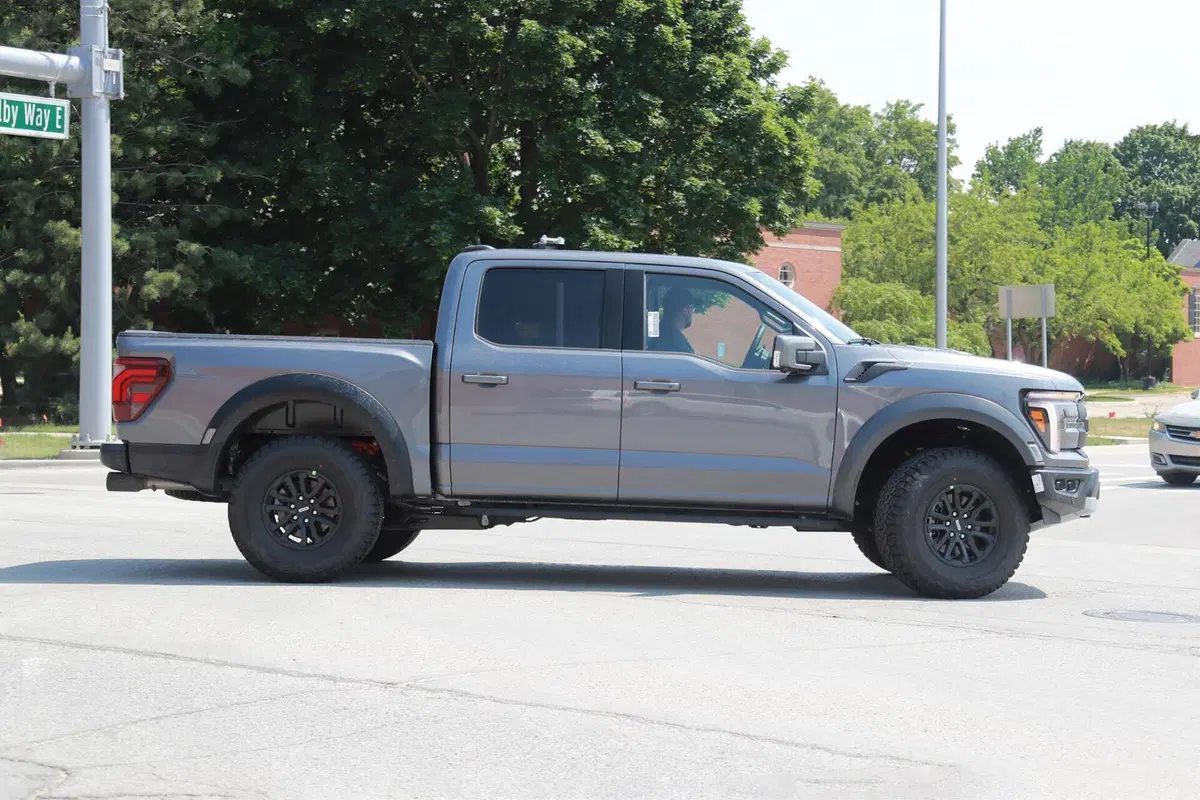Ford F150 Raptor, il nuovo facelift arriva nel 2024 [Foto Spia] (5)