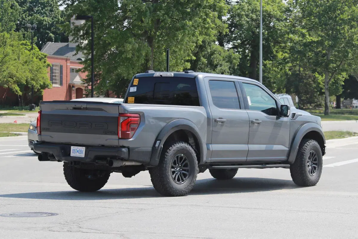 Ford F150 Raptor, il nuovo facelift arriva nel 2024 [Foto Spia] (6)