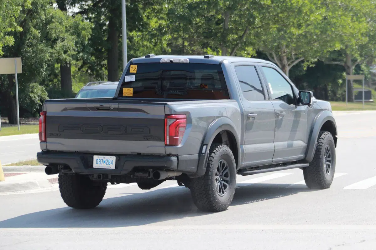 Ford F150 Raptor, il nuovo facelift arriva nel 2024 [Foto Spia] (4)