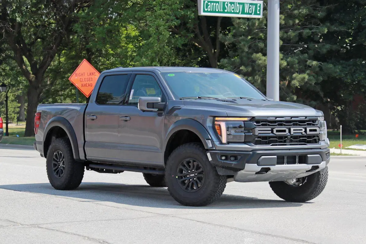 Ford F150 Raptor, il nuovo facelift arriva nel 2024 [Foto Spia] (7)
