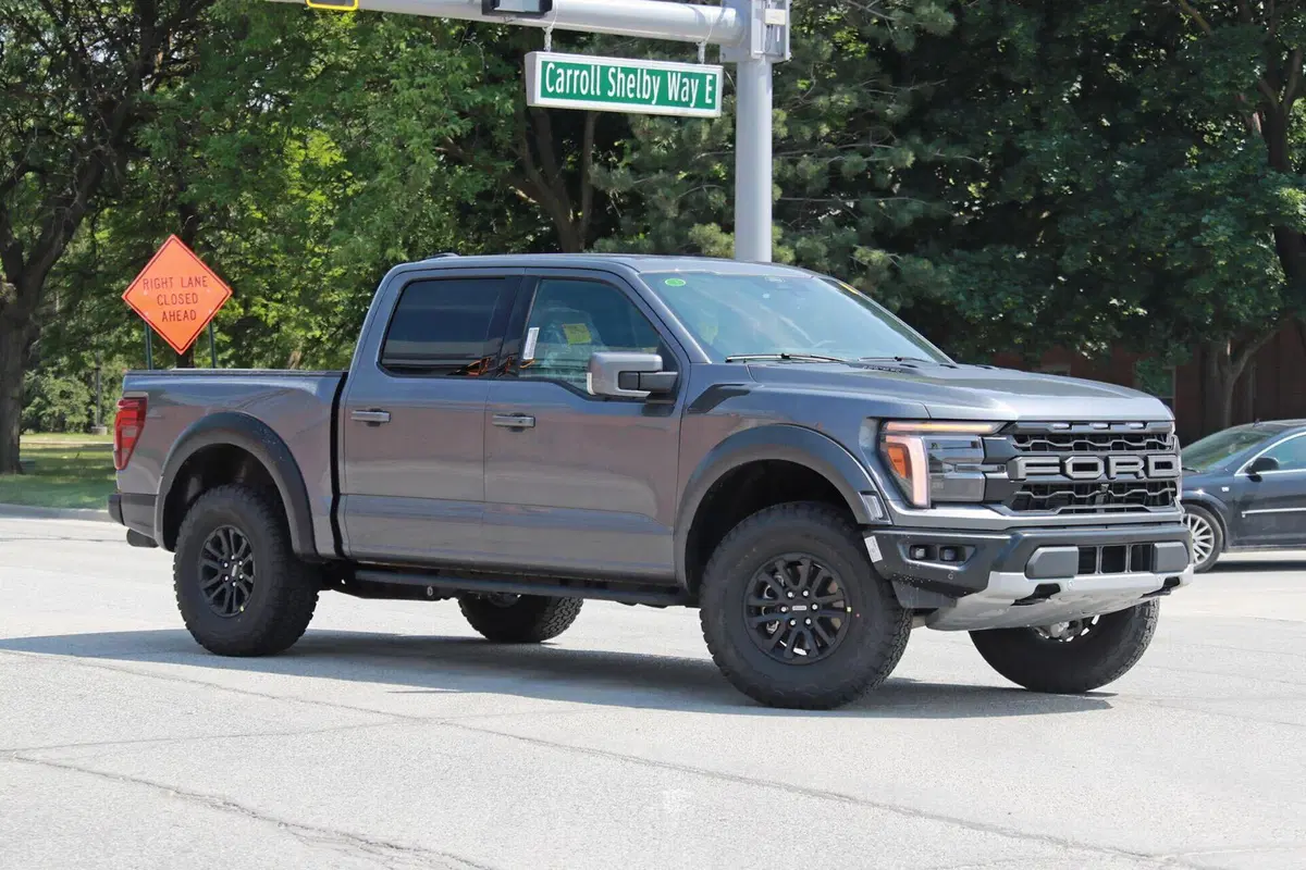 Ford F150 Raptor, il nuovo facelift arriva nel 2024 [Foto Spia] (8)