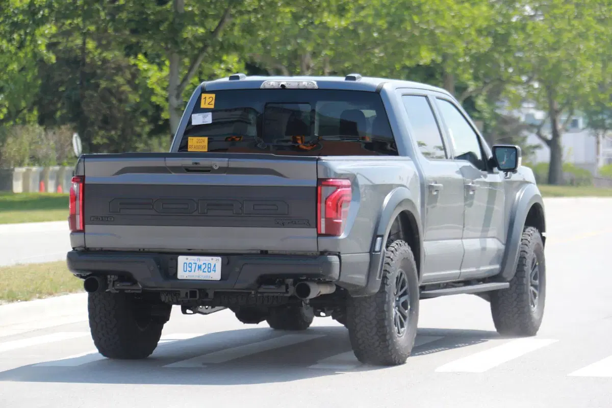 Ford F150 Raptor, il nuovo facelift arriva nel 2024 [Foto Spia] (9)