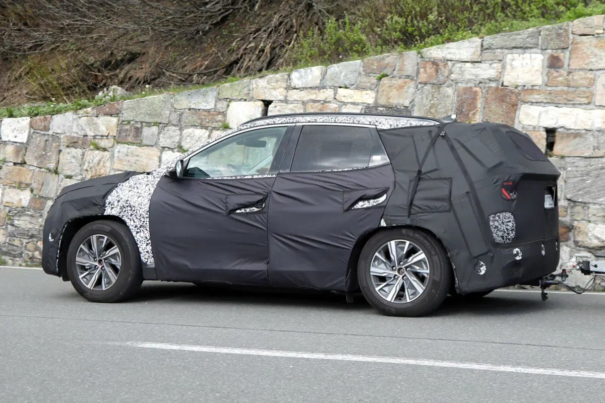 Hyundai Tucson, il nuovo facelift è in arrivo nel 2024 [Foto Spia] (7)