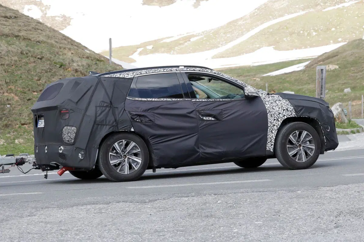 Hyundai Tucson, il nuovo facelift è in arrivo nel 2024 [Foto Spia] (21)