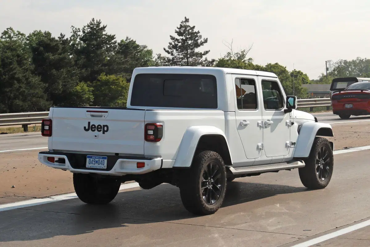 Jeep Gladiator, il nuovo facelift arriva nel 2024 [Foto Spia] (2)