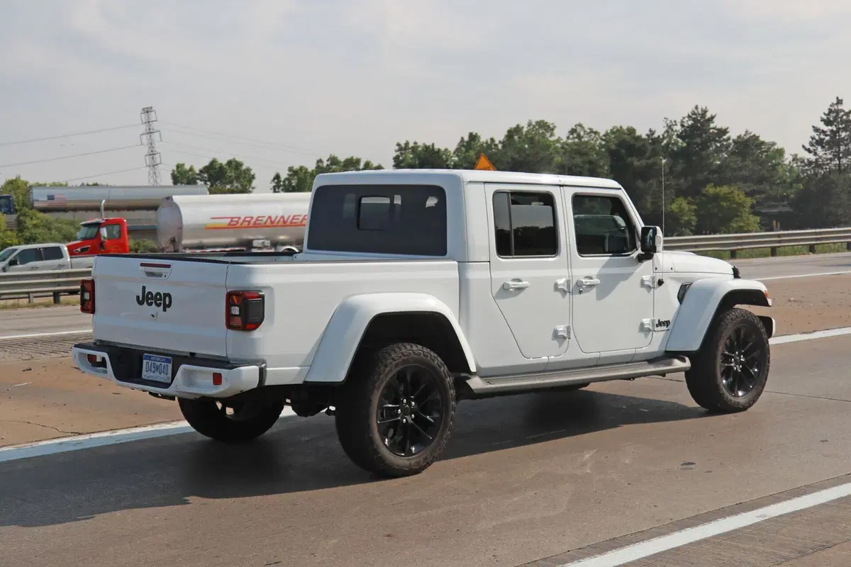 Jeep Gladiator, il nuovo facelift arriva nel 2024 [Foto Spia] (4)