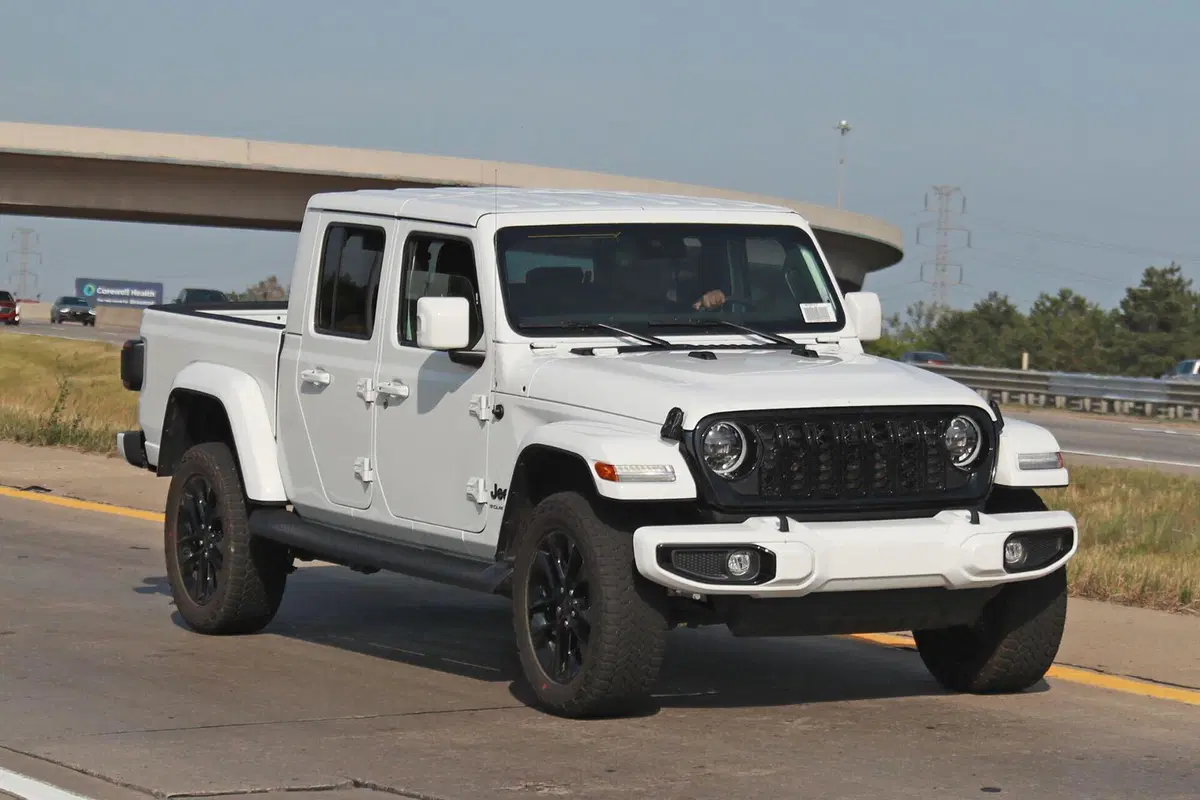 Jeep Gladiator, il nuovo facelift arriva nel 2024 [Foto Spia] (5)