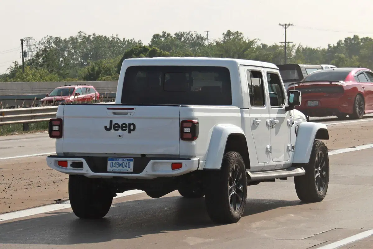 Jeep Gladiator, il nuovo facelift arriva nel 2024 [Foto Spia] (6)