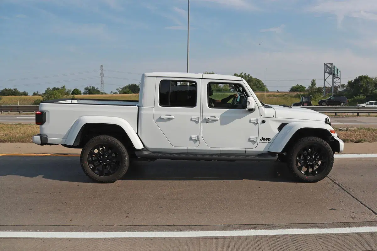 Jeep Gladiator, il nuovo facelift arriva nel 2024 [Foto Spia] (7)