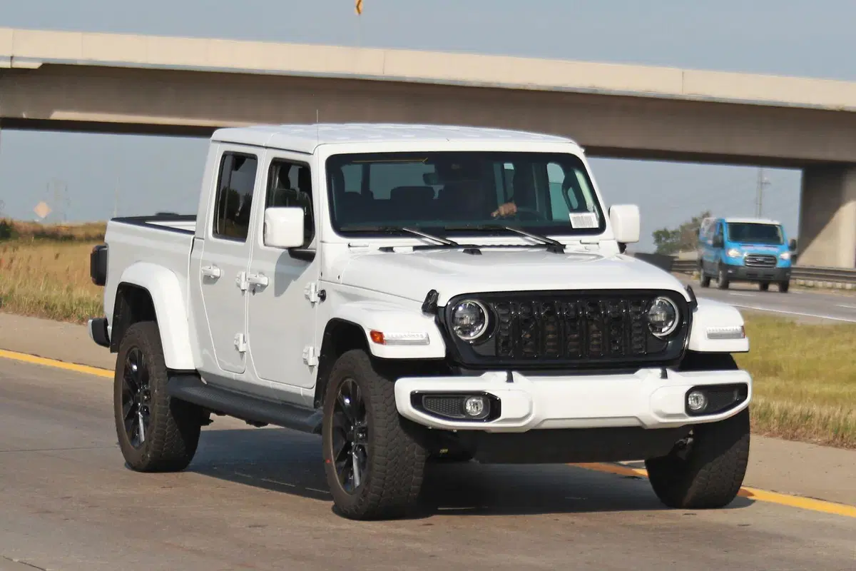 Jeep Gladiator, il nuovo facelift arriva nel 2024 [Foto Spia] (8)