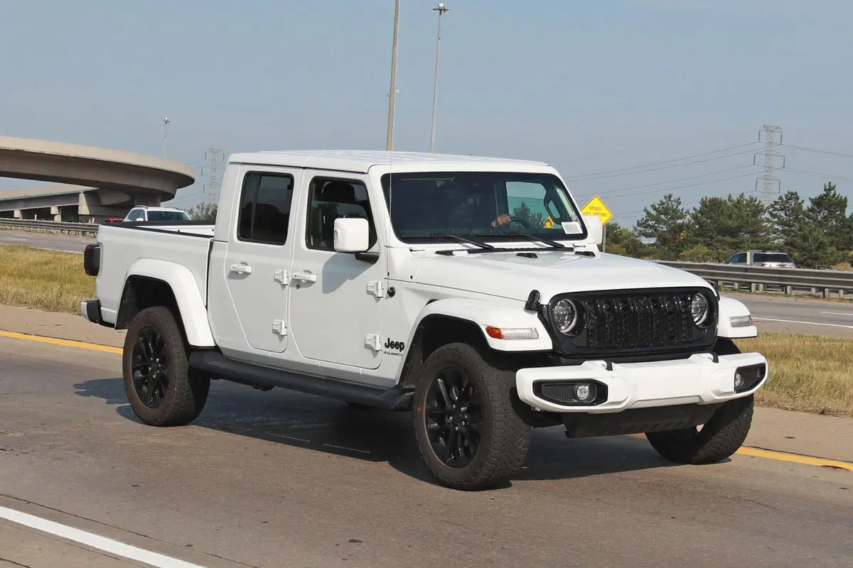 Jeep Gladiator, il nuovo facelift arriva nel 2024 [Foto Spia] (9)
