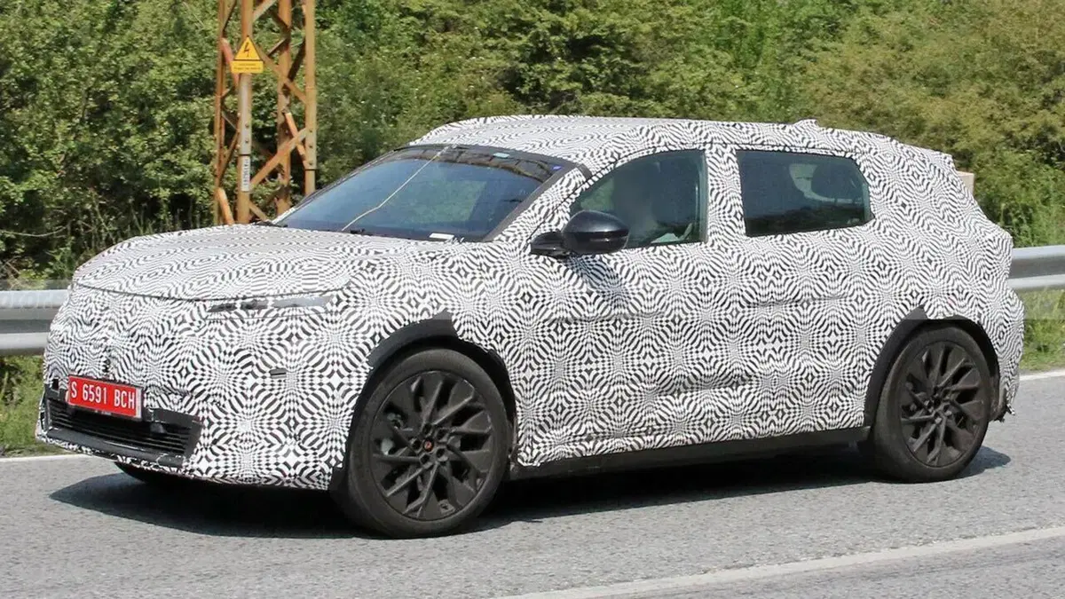 Renault Scenic, avvistata la versione 100% elettrica [Foto Spia] (3)