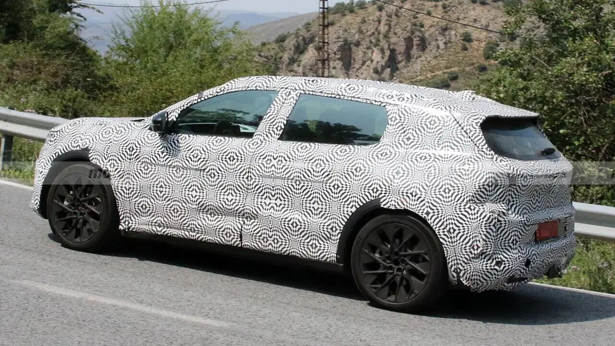 Renault Scenic, avvistata la versione 100% elettrica [Foto Spia] (6)