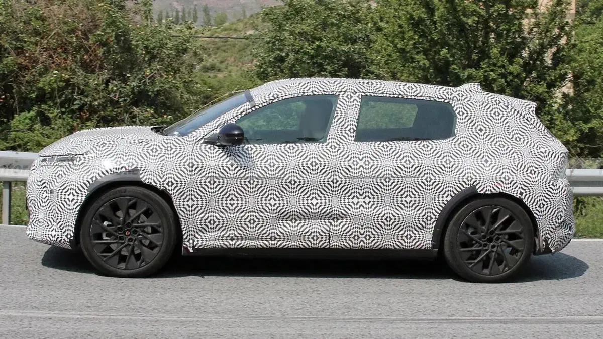 Renault Scenic, avvistata la versione 100% elettrica [Foto Spia] (9)