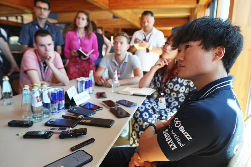 Yuki Tsunoda durante un incontro con i media nel gioved&igrave; del GP d'Austria 2023 di F1