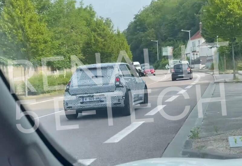 Renault R5: ecco il primo prototipo con le vere forme dell&rsquo;elettrica [Foto Spia]