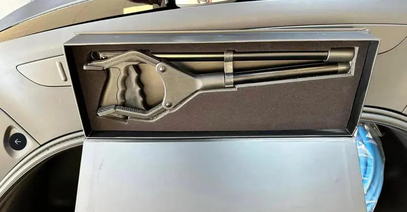Tesla: niente pi&ugrave; guida a destra, ma c'&egrave; una soluzione comica: "The reacher"