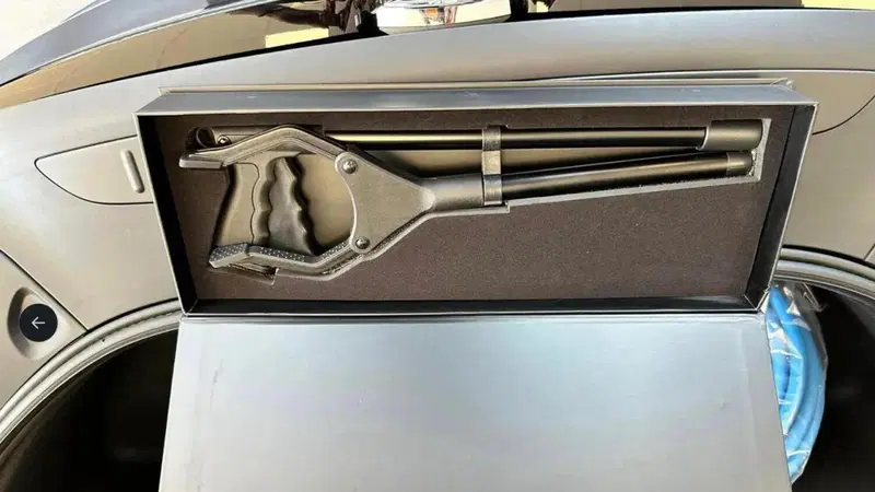 Tesla: niente pi&ugrave; guida a destra, ma c'&egrave; una soluzione comica: "The reacher"