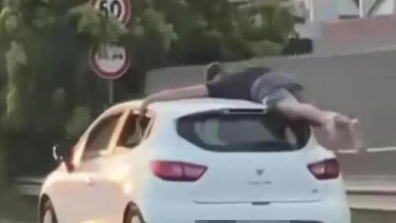 Spiderman nella vita reale: festeggia la maturit&agrave; sul tettuccio dell&rsquo;auto [VIDEO]