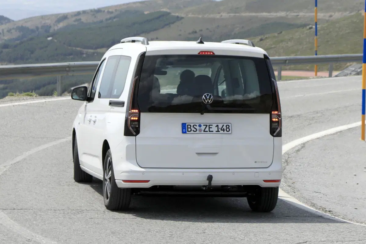 Volkswagen Caddy, in arrivo la versione ibrida Plug-In [Foto Spia] (2)