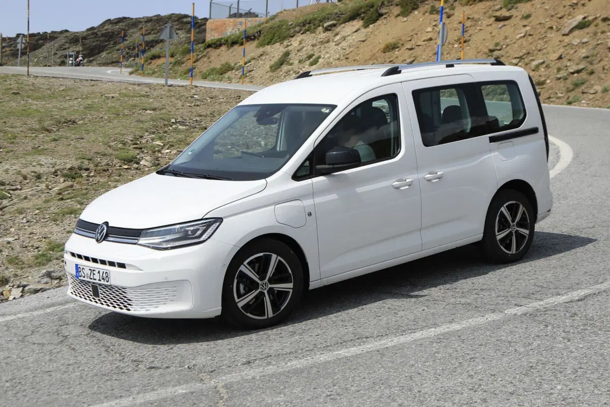 Volkswagen Caddy, in arrivo la versione ibrida Plug-In [Foto Spia] (3)