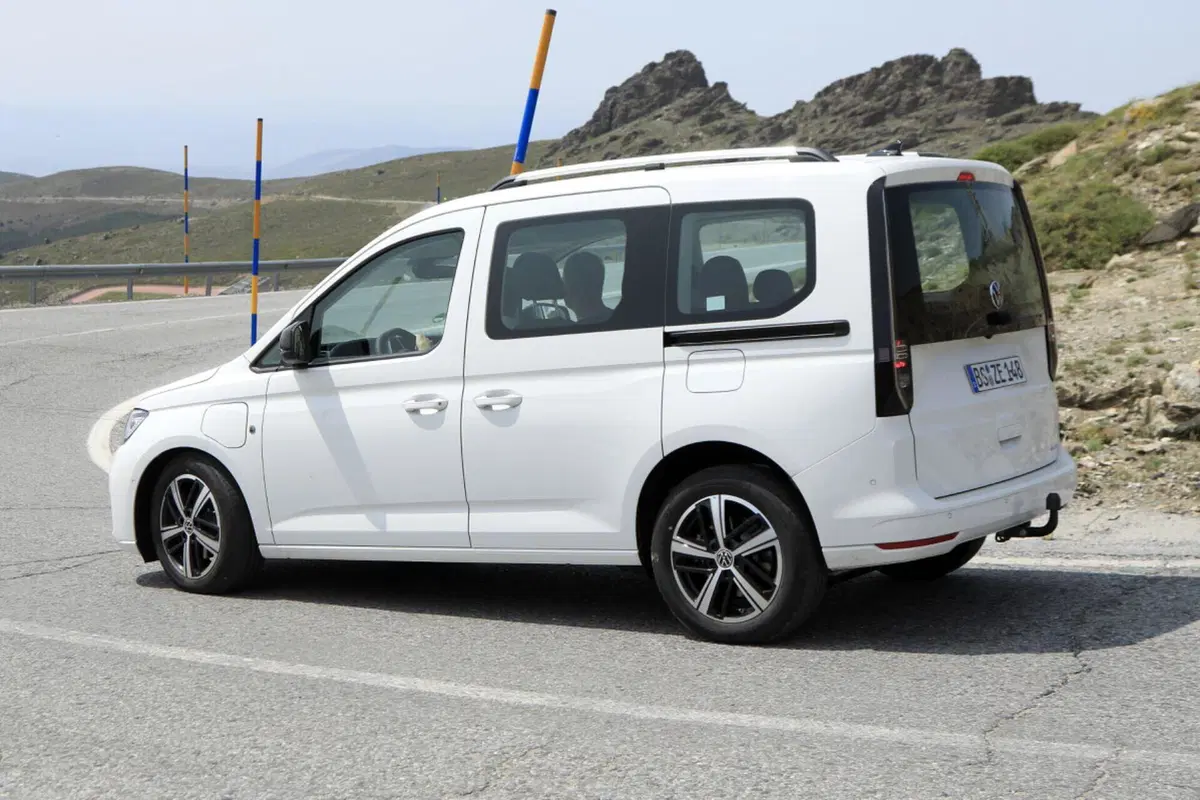 Volkswagen Caddy, in arrivo la versione ibrida Plug-In [Foto Spia] (4)