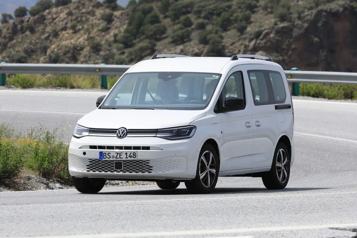 Volkswagen Caddy, in arrivo la versione ibrida Plug-In [Foto Spia] (5)