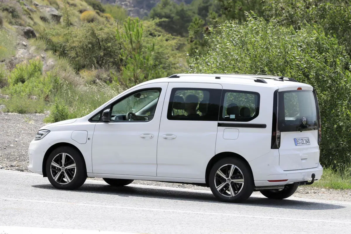 Volkswagen Caddy, in arrivo la versione ibrida Plug-In [Foto Spia] (6)