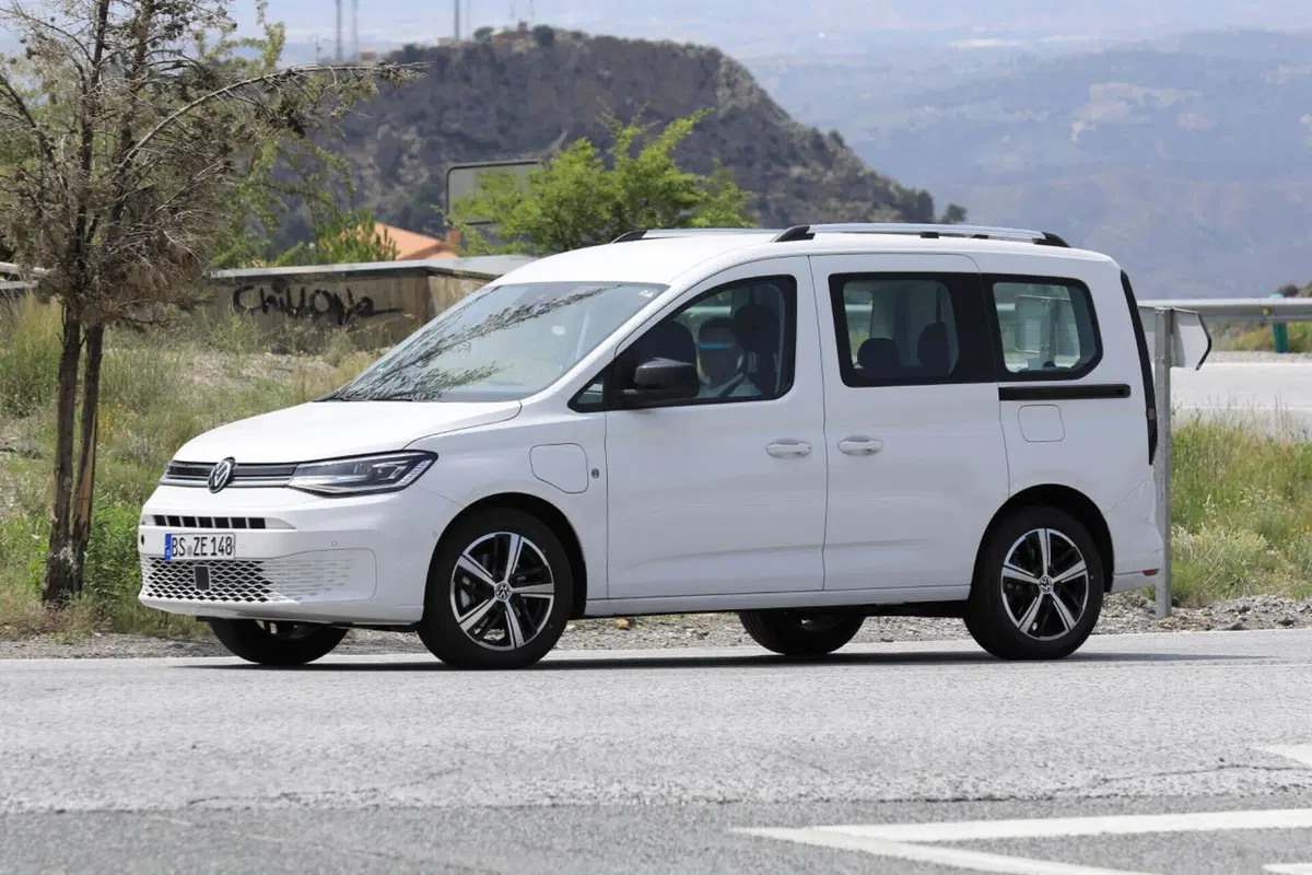 Volkswagen Caddy, in arrivo la versione ibrida Plug-In [Foto Spia] (7)