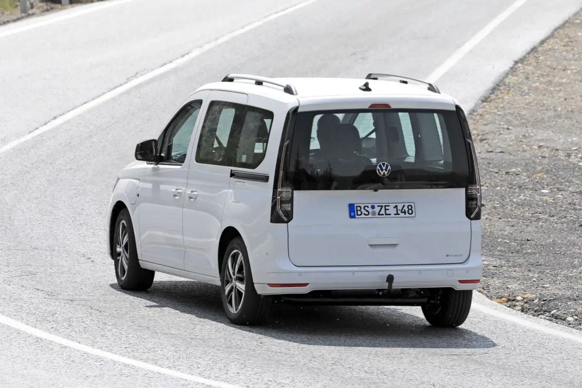 Volkswagen Caddy, in arrivo la versione ibrida Plug-In [Foto Spia] (8)