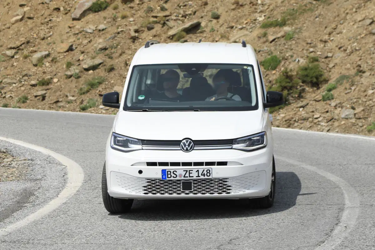 Volkswagen Caddy, in arrivo la versione ibrida Plug-In [Foto Spia] (9)