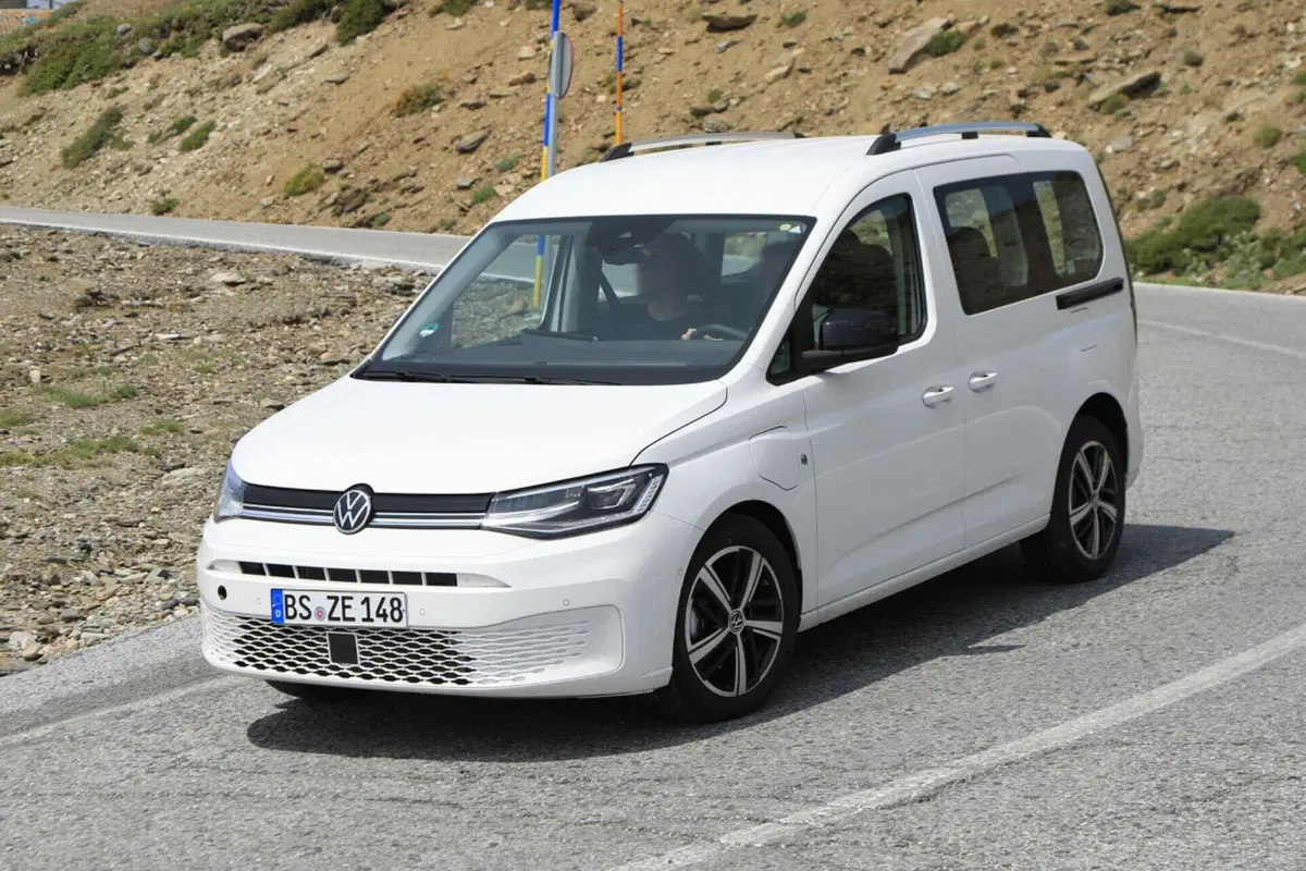 Volkswagen Caddy, in arrivo la versione ibrida Plug-In [Foto Spia] (11)