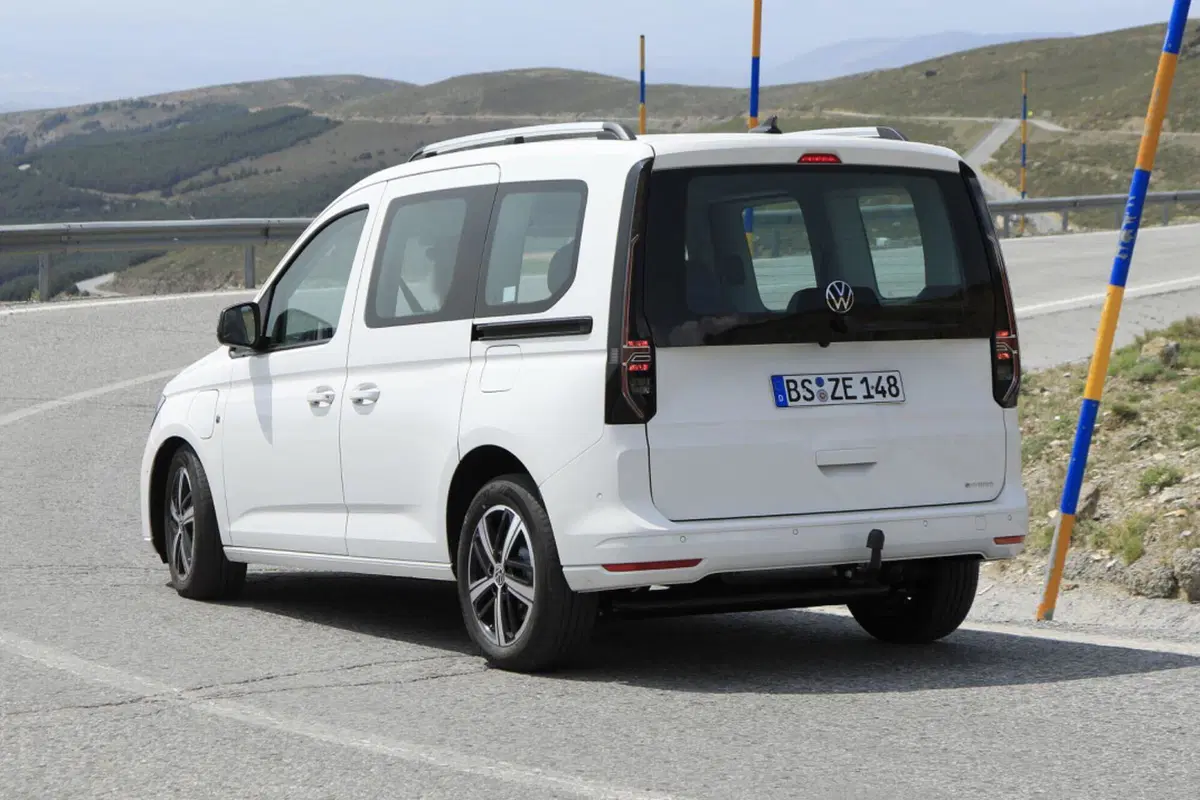 Volkswagen Caddy, in arrivo la versione ibrida Plug-In [Foto Spia] (12)