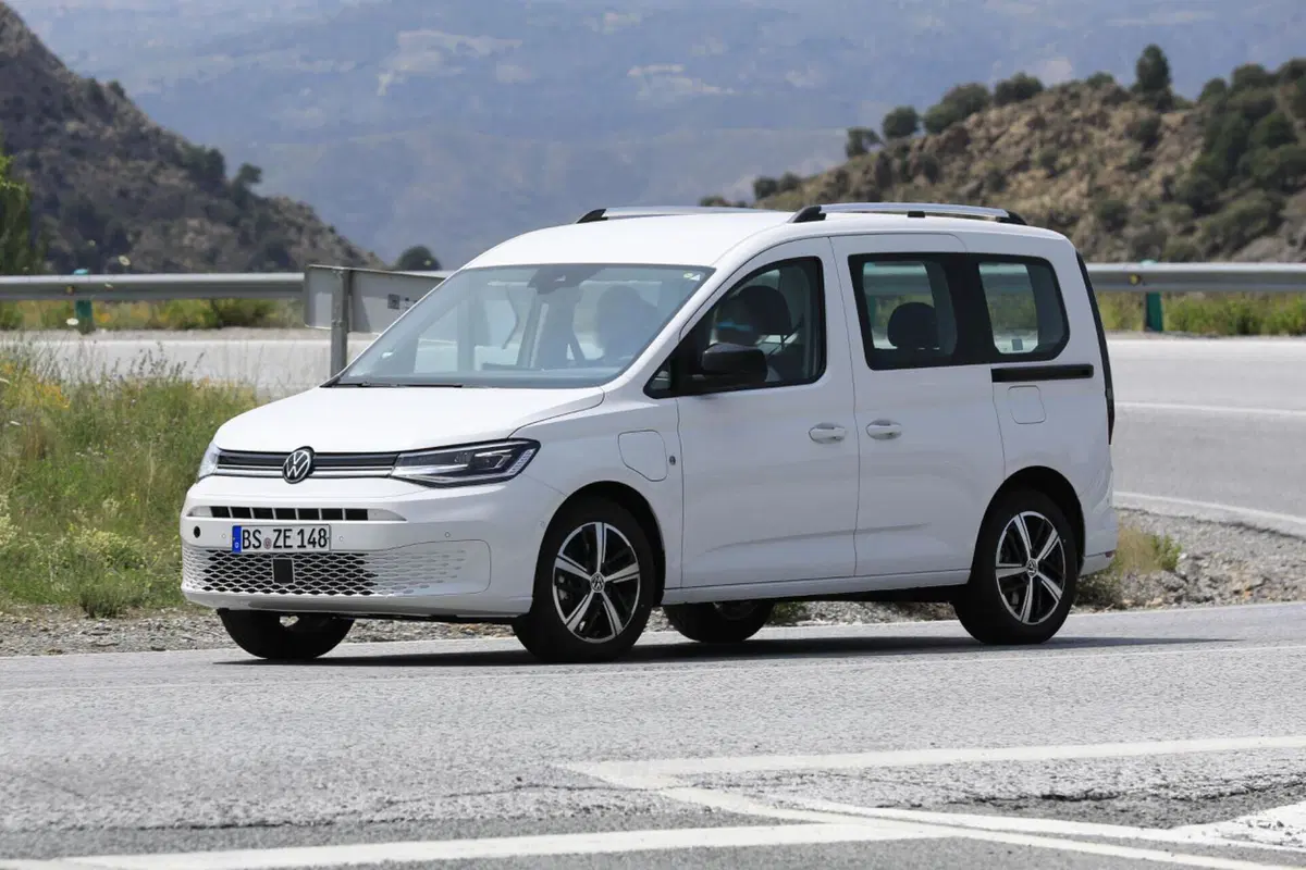 Volkswagen Caddy, in arrivo la versione ibrida Plug-In [Foto Spia] (13)